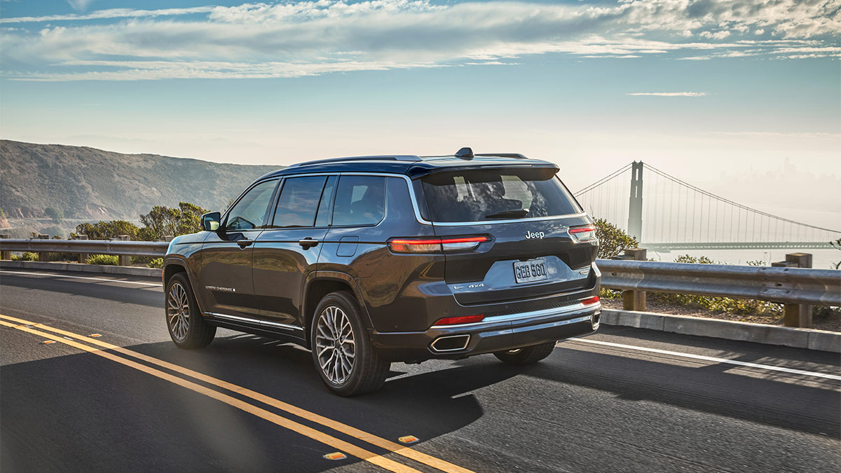 2024 Jeep Grand Cherokee L in grey.