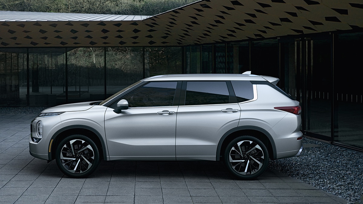 2024 Mitsubishi Outlander in white.