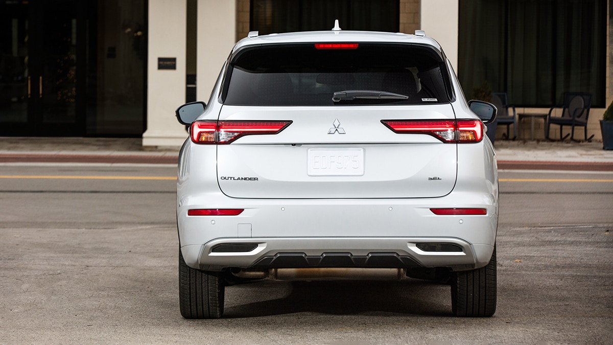 2024-mitsubishi-outlander-rear