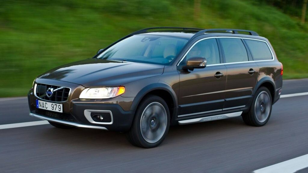 2013 Volvo XC70 in green.