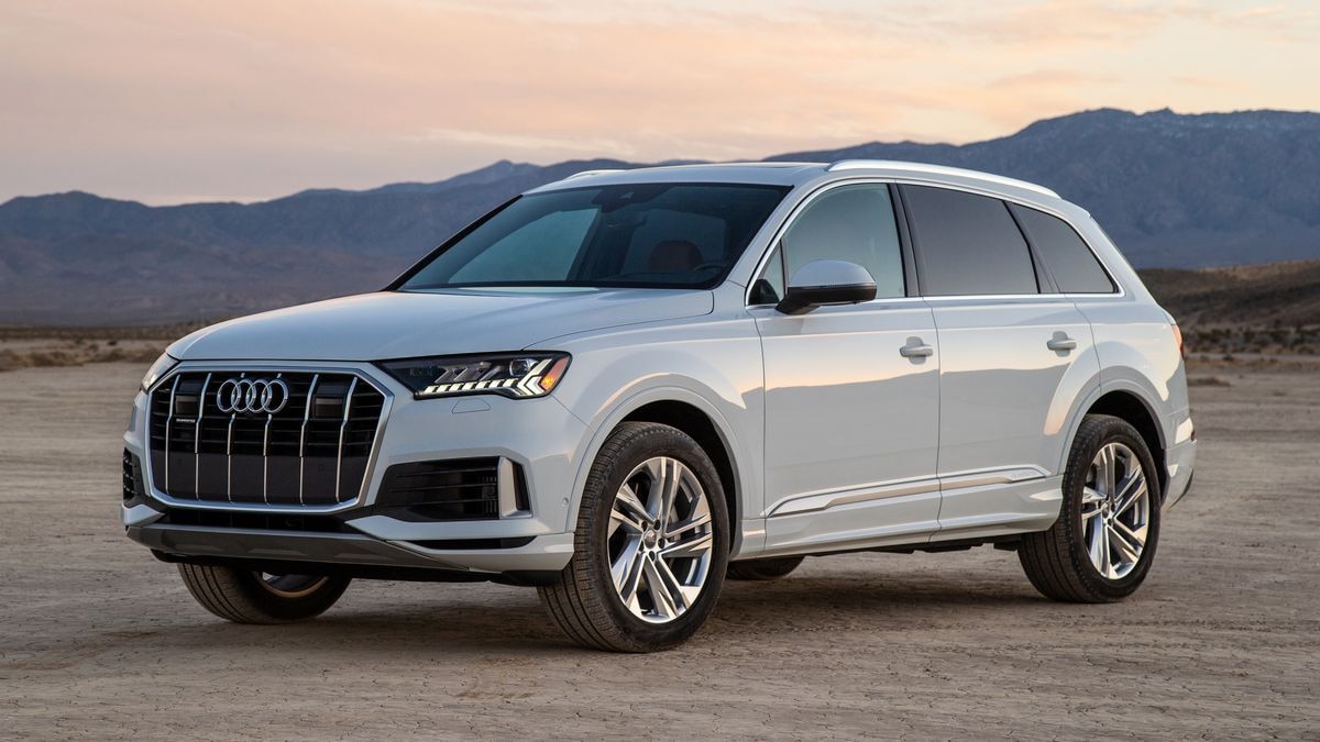 The 2024 Audi Q7 in Glacier White Metallic.