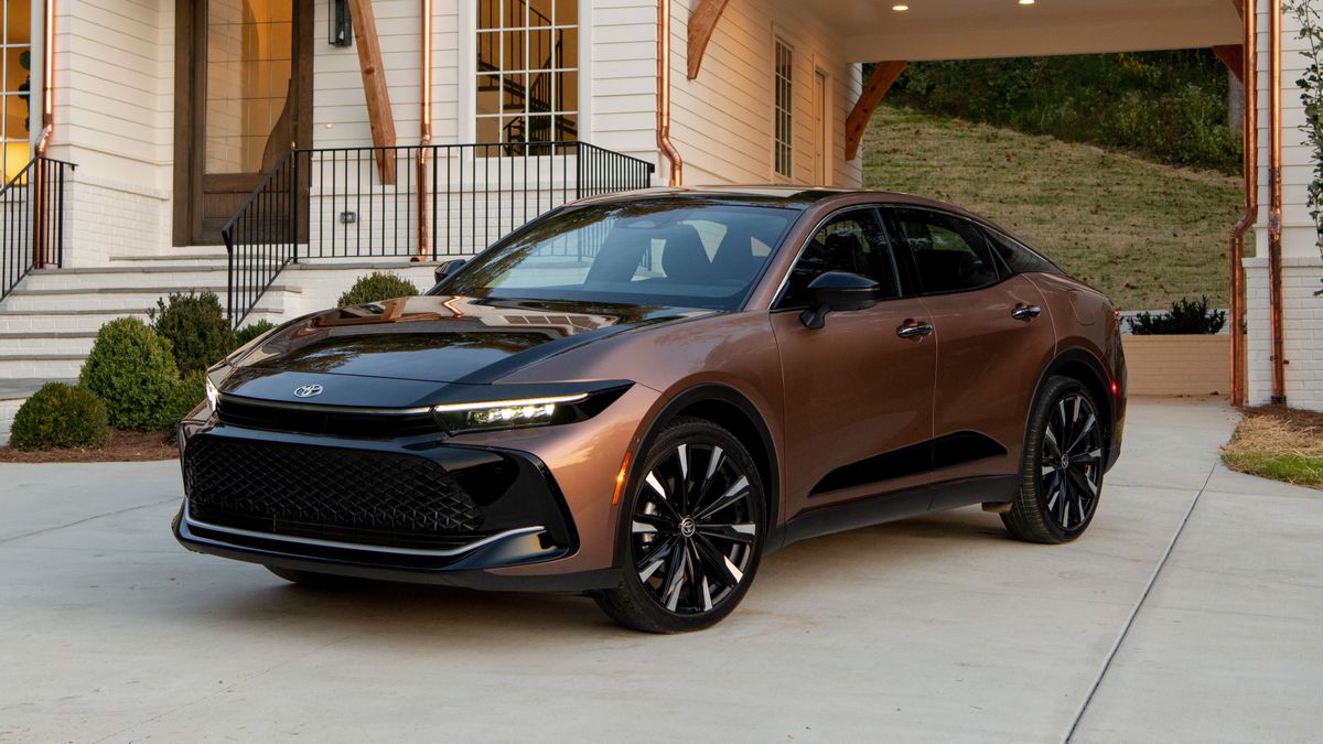The 2024 Toyota Crown Platinum in Bronze Age.