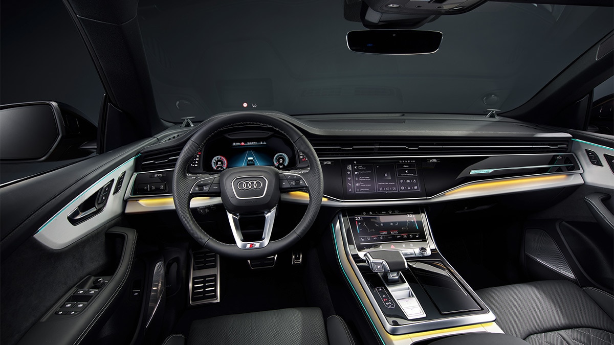 The dash of the Q8 is largely unchanged for 2024, apart from some new decorative materials.