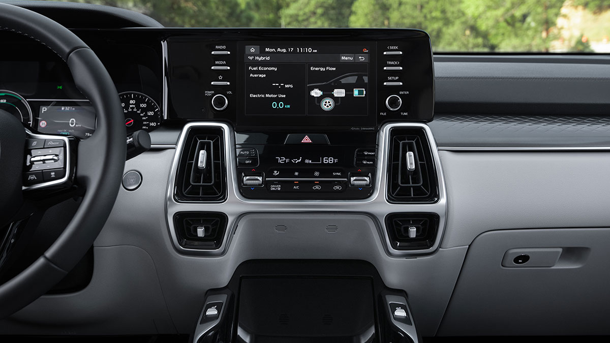 We like how the Sorento Hybrid's touchscreen is supported with actual knobs and buttons. 