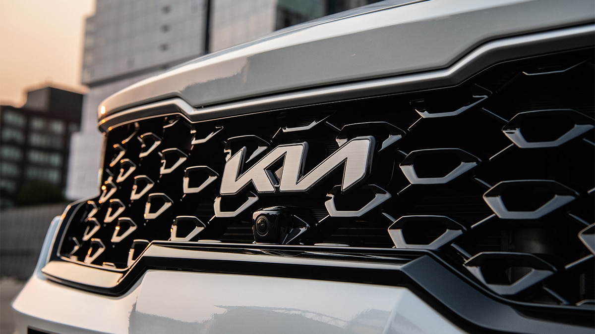 How does the 2024 Kia Sorento PHEV "see" the road ahead? See the camera in the grille?