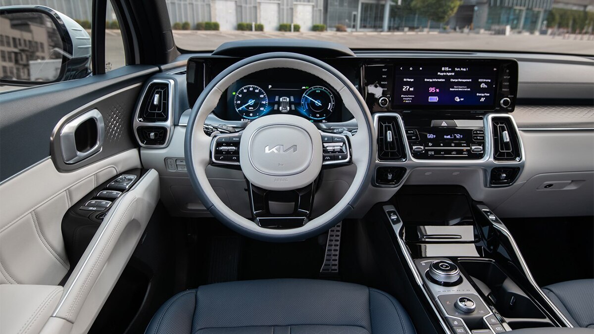 A good blend of tech and luxury: the 6-seat interior of the 2024 Kia Sorento PHEV. 