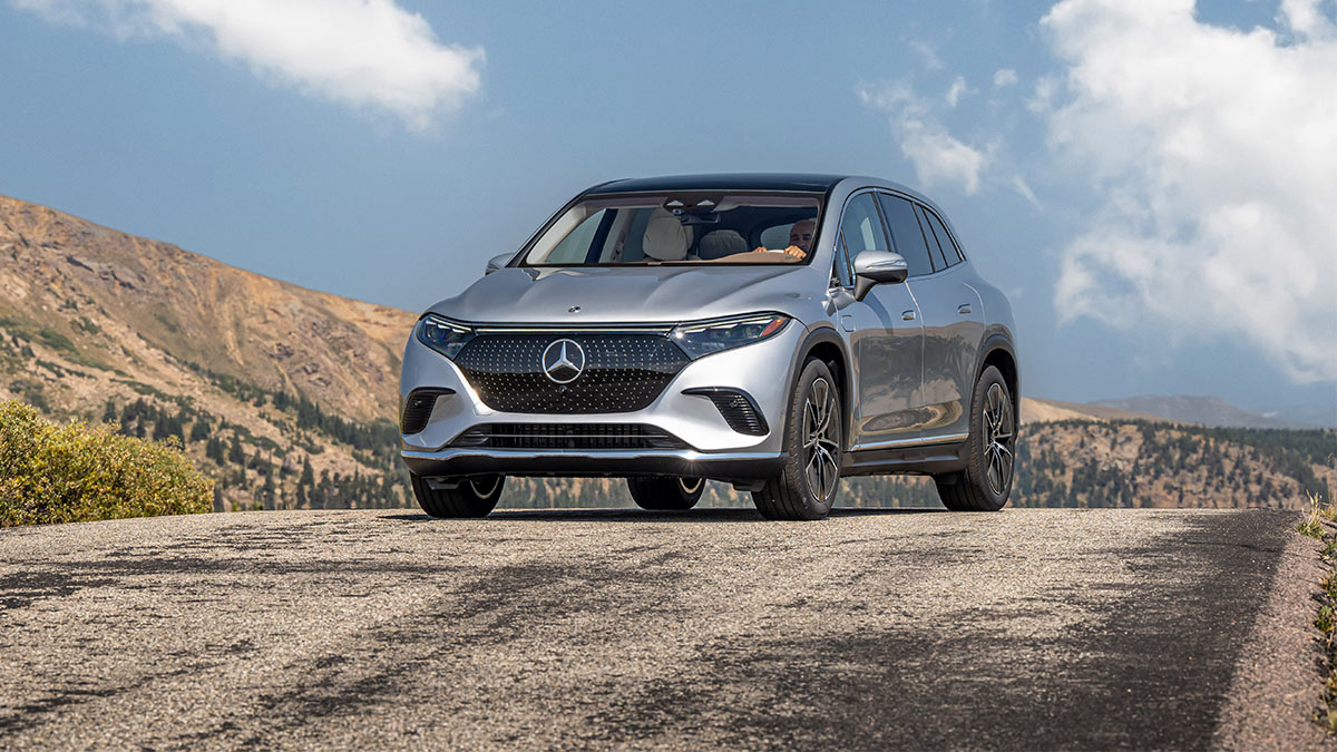 The 2024 Mercedes-EQ EQS SUV in Cirrus Silver Metallic paint. 