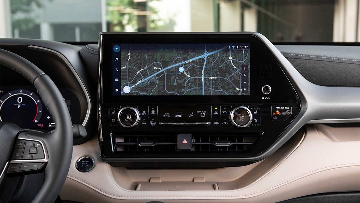 Large rotary knobs make its easy to set individual front temperatures in the 2024 Highlander Limited. 