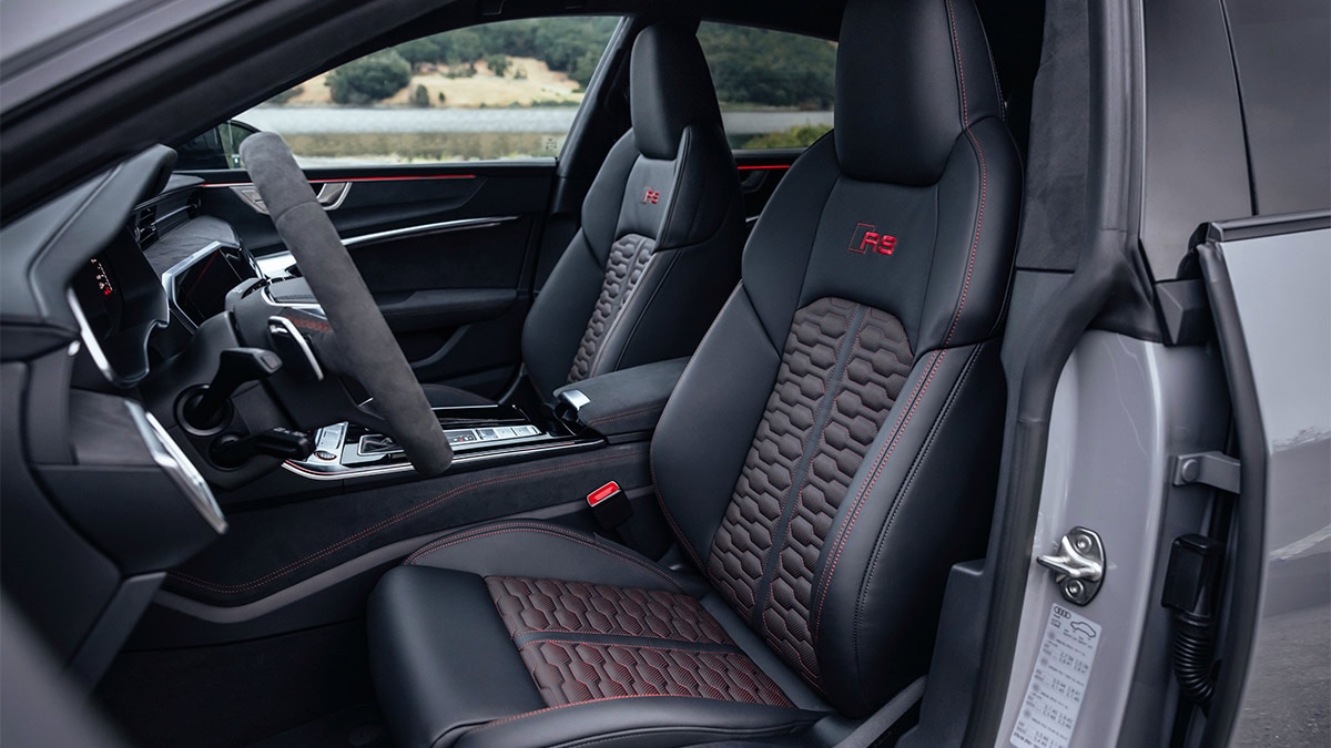 Quilted Valcona leather covers the heated and ventilated 10-way power-adjustable sport seats, which have 4-way power lumbar support. 