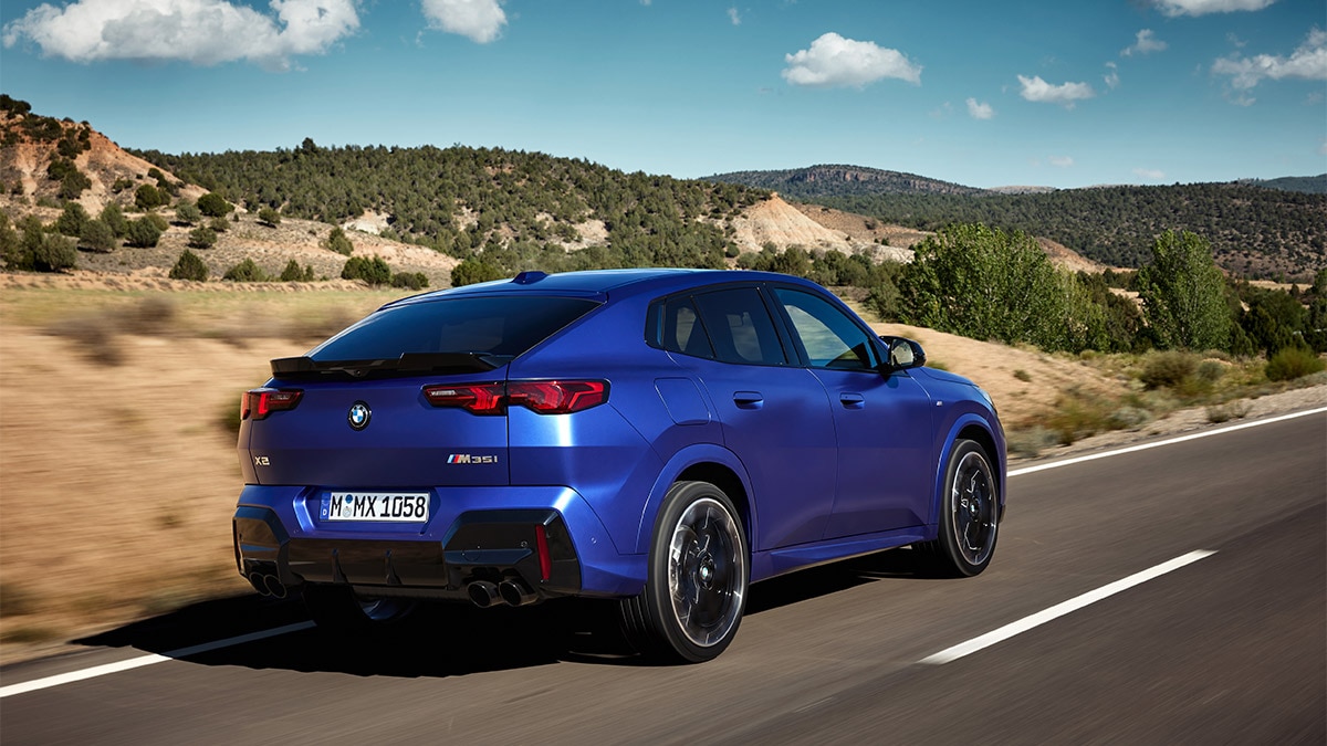 The rear of the new X2 is characterized by horizontal lines that emphasize the width of the vehicle. 