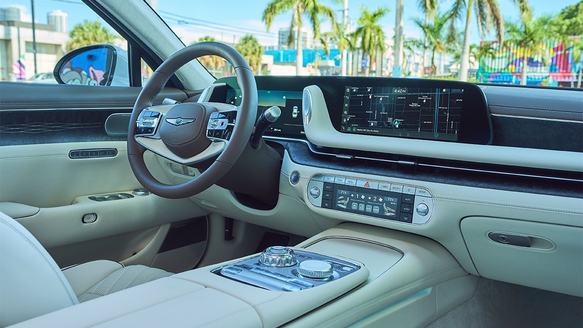 The sumptuous interior of the G90 is characterized by a harmonious flow of horizontal surfaces. 