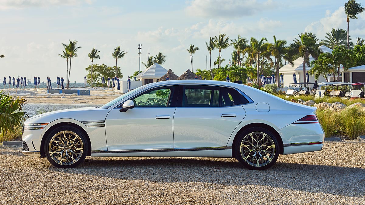 Athletic and elegant: the 2024 Genesis G90. 