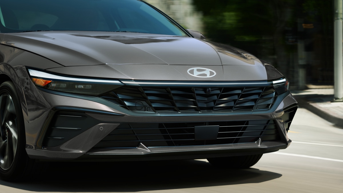 Also new: a 2-piece grille and a flat Hyundai emblem made of stainless steel. 