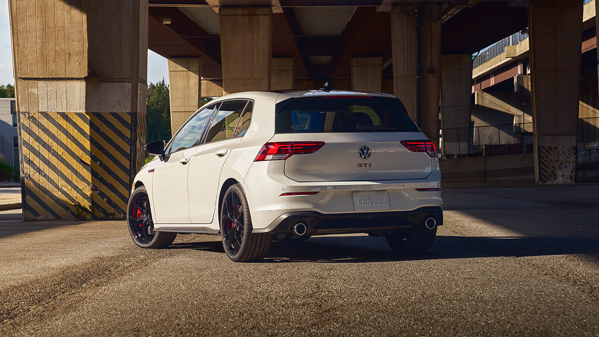 All 2024 VW Golf GTI 380 models get red brake calipers. 