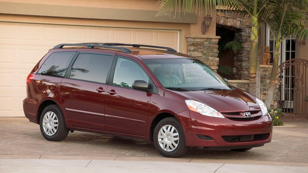 2007 Toyota Sienna parked in a driveway.