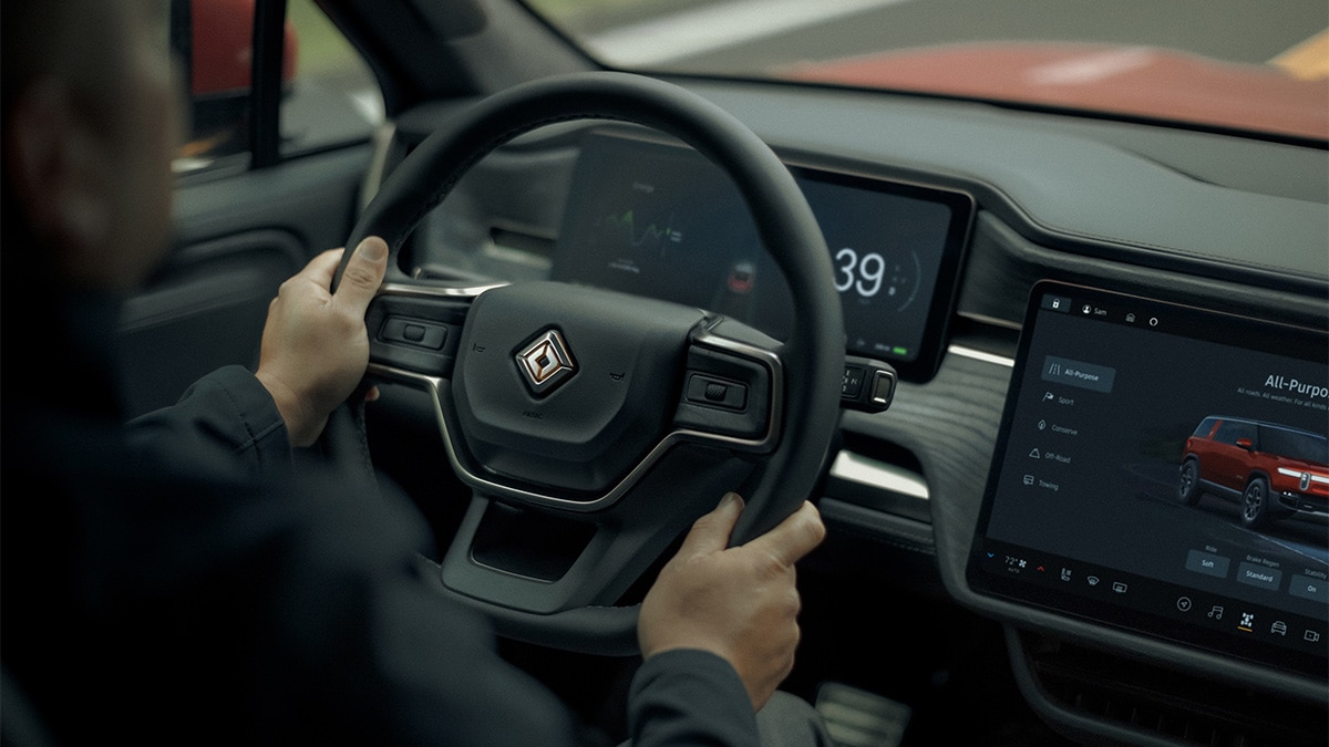 2024-rivian-r1s-steering
