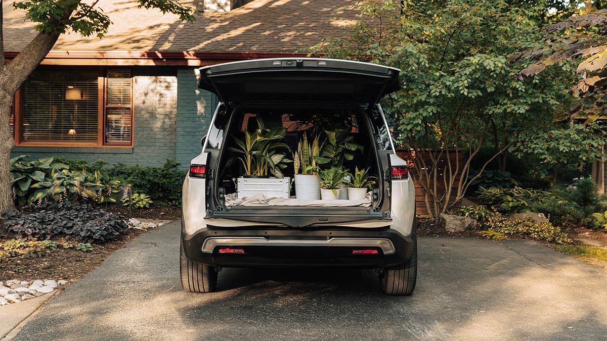 2024-rivian-r1s-trunk