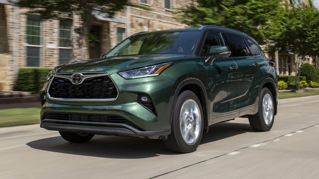  2025 Toyota Highlander in green.