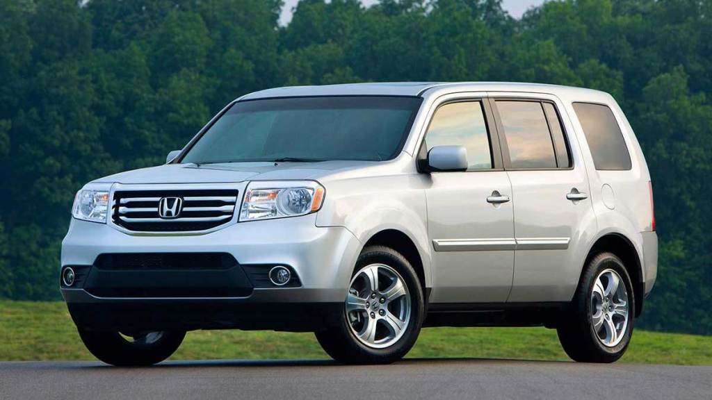 2013 Honda Pilot parked near a grass field.