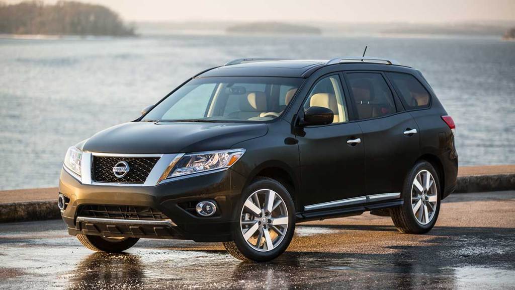 2016 Nissan Pathfinder parked near the beach.