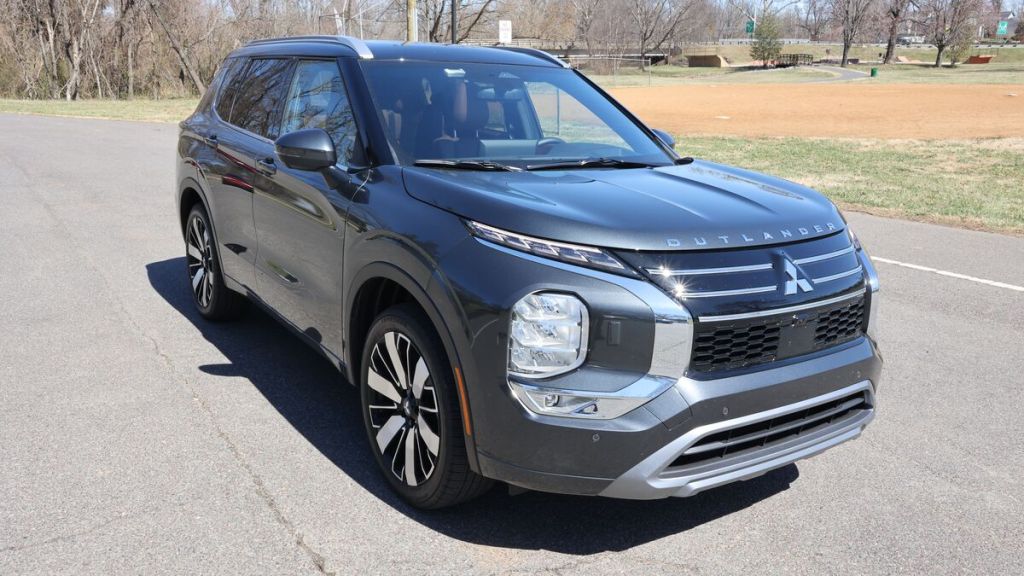 2025 Mitsubishi Outlander parked near a public park in Virginia.