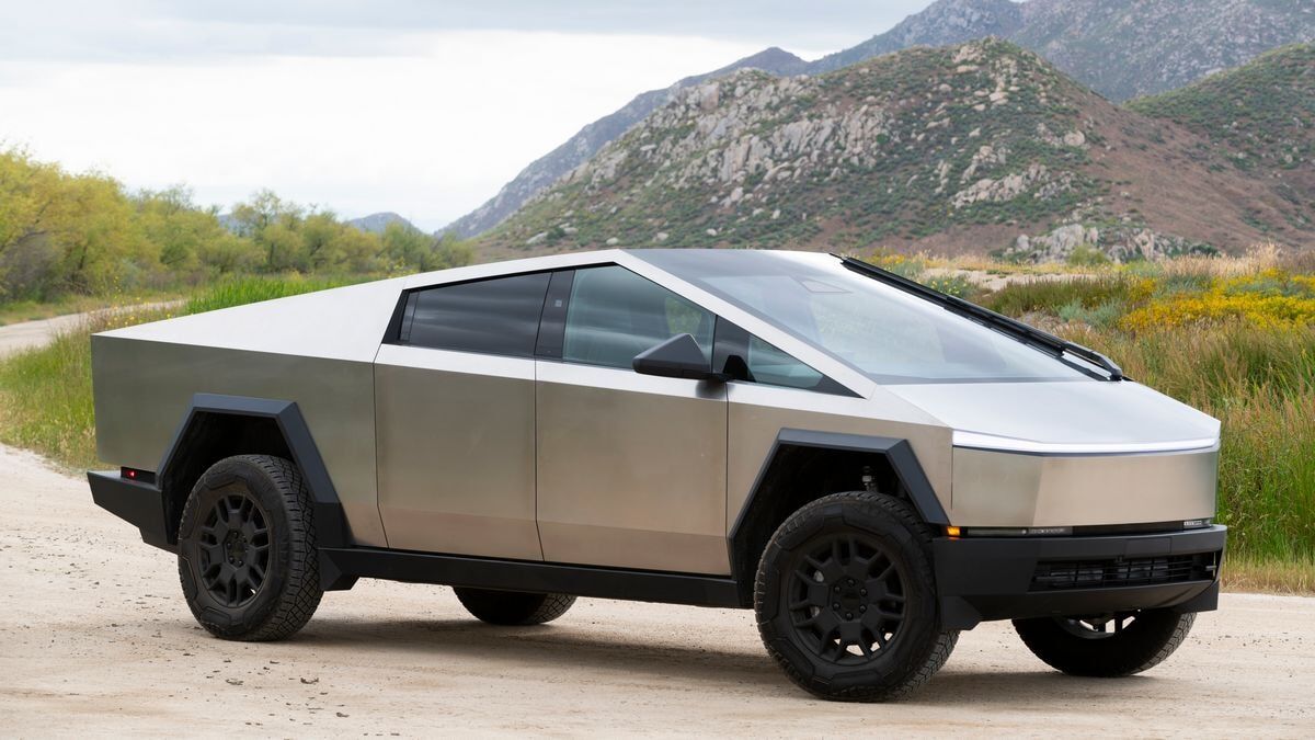 2025-tesla-cybertruck-front-right-3qtr